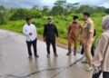 Sujiwo saat meninjau pengerjaan jalan poros Desa Kapur menuju Desa Korek pada Selasa (9/12/2025).