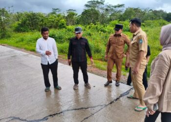 Sujiwo saat meninjau pengerjaan jalan poros Desa Kapur menuju Desa Korek pada Selasa (9/12/2025).