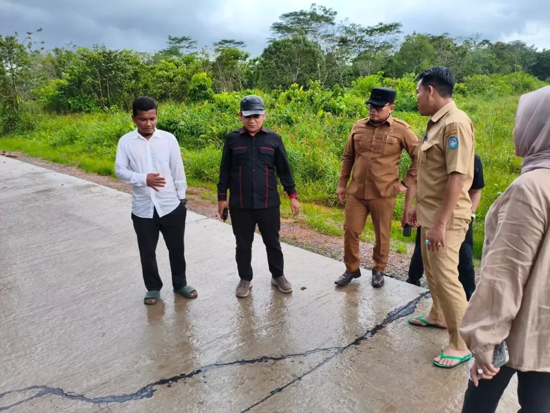 Sujiwo saat meninjau pengerjaan jalan poros Desa Kapur menuju Desa Korek pada Selasa (9/12/2025).