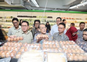 Menteri Perdagangan RI Budi Santoso, didampingi Wali Kota Pontianak Edi Rusdi Kamtono meninjau harga dan ketersediaan bahan pokok di Pasar Flamboyan dan Pasar Swalayan Mitra Anda.