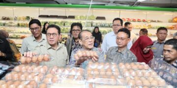 Menteri Perdagangan RI Budi Santoso, didampingi Wali Kota Pontianak Edi Rusdi Kamtono meninjau harga dan ketersediaan bahan pokok di Pasar Flamboyan dan Pasar Swalayan Mitra Anda.