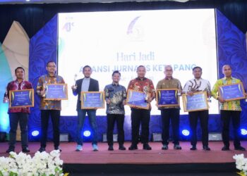 Jajaran Forkopimda poto bersama usai menerima Award yang diserahkan langsung oleh Ketua AJK, Theo Bernadhi. Foto: AJK.