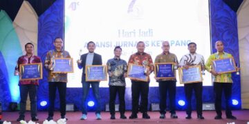 Jajaran Forkopimda poto bersama usai menerima Award yang diserahkan langsung oleh Ketua AJK, Theo Bernadhi. Foto: AJK.