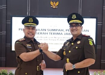 Kajari Ketapang lama, Anthoni Nainggolan bersama Kajari Ketapang baru, Ricky Febriandi usai Sertijab di Kejaksaan Tinggi Kalbar. Foto: Istimewa.