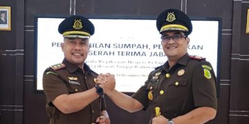 Kajari Ketapang lama, Anthoni Nainggolan bersama Kajari Ketapang baru, Ricky Febriandi usai Sertijab di Kejaksaan Tinggi Kalbar. Foto: Istimewa.