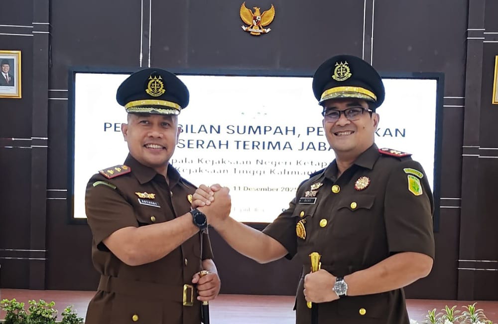 Kajari Ketapang lama, Anthoni Nainggolan bersama Kajari Ketapang baru, Ricky Febriandi usai Sertijab di Kejaksaan Tinggi Kalbar. Foto: Istimewa.