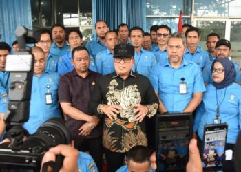 Sujiwo saat menjadi pembina apel di halaman kantor Perumda, Jalan Supadio, Kecamatan Sungai Raya, Kamis (11/12/2025).