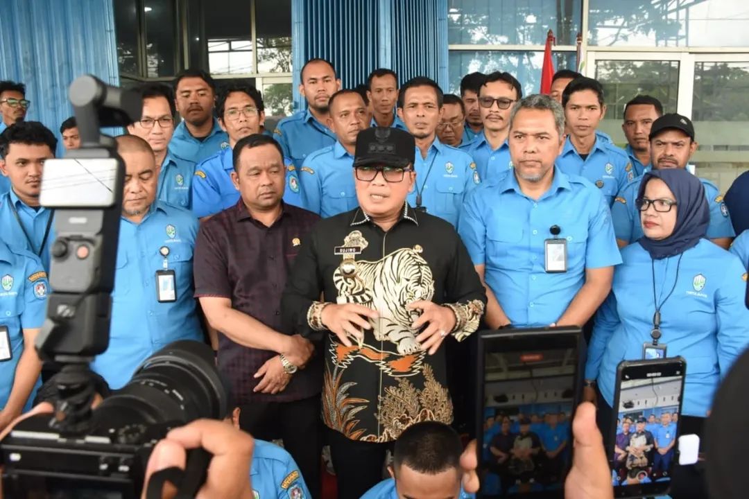 Sujiwo saat menjadi pembina apel di halaman kantor Perumda, Jalan Supadio, Kecamatan Sungai Raya, Kamis (11/12/2025).