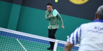 Wali Kota Pontianak Edi Rusdi Kamtono menjajal pickleball saat meresmikan Lapangan Pickleball Kaisar.