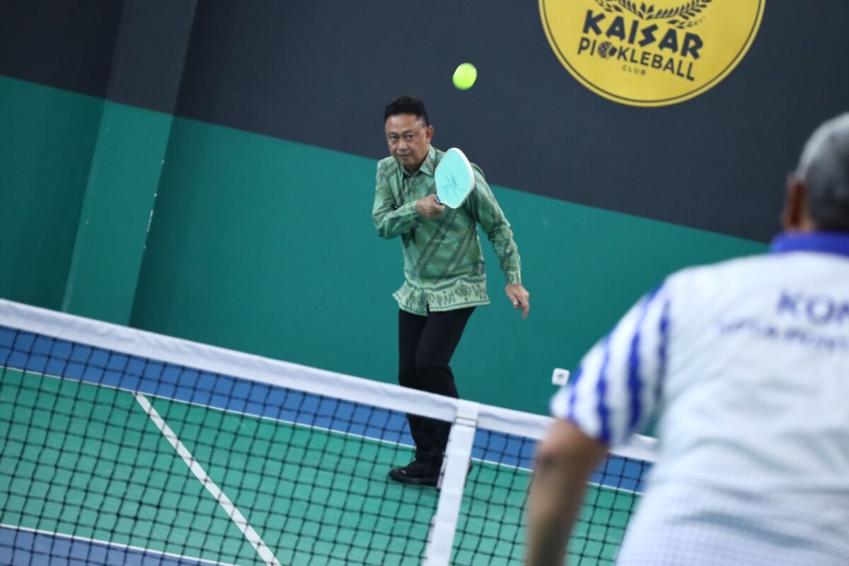 Wali Kota Pontianak Edi Rusdi Kamtono menjajal pickleball saat meresmikan Lapangan Pickleball Kaisar.