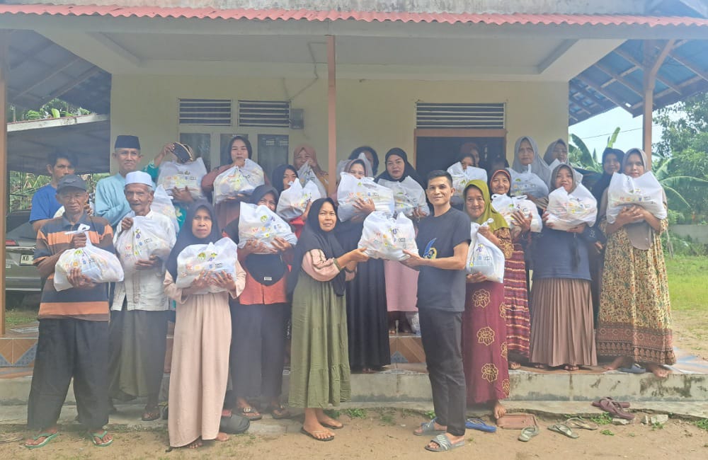 Sekretaris AJK, Abdul Salim menyerahkan bantuan paket sembako kepada warga membutuhkan di Kelurahan Kauman, Kamis (11/12/2025). Foto: Jurnalis. co.id