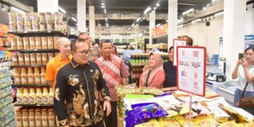 Bupati Kubu Raya Sujiwo meresmikan gerai Ligo Market di Desa Kuala Dua, Kecamatan Sungai Raya, Jumat (12/12/2025).