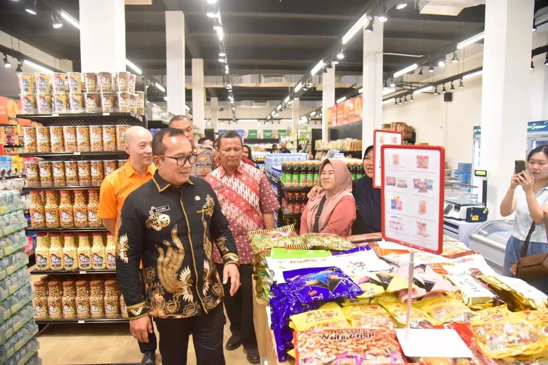 Bupati Kubu Raya Sujiwo meresmikan gerai Ligo Market di Desa Kuala Dua, Kecamatan Sungai Raya, Jumat (12/12/2025).
