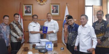 Bupati Ketapang, Alexander Wilyo menyerahkan langsung usulan DOB ke Dirjen Otda Kemendagri. Foto: Istimewa.