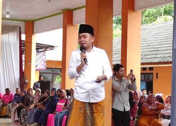 Bupati Jember Gus Fawait saat berbicara dengan pelaku UMKM, PKL dan Wlijo dalam program Bunga Desaku di Kecamatan Tempurejo (foto: Jurnalis co.id/Sigit)