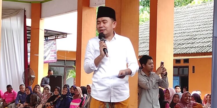 Bupati Jember Gus Fawait saat berbicara dengan pelaku UMKM, PKL dan Wlijo dalam program Bunga Desaku di Kecamatan Tempurejo (foto: Jurnalis co.id/Sigit)