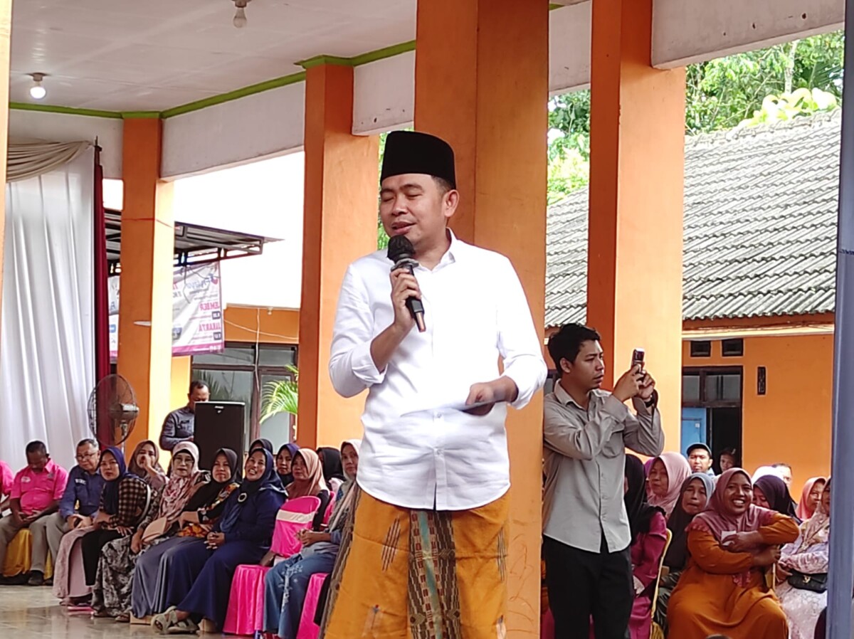 Bupati Jember Gus Fawait saat berbicara dengan pelaku UMKM, PKL dan Wlijo dalam program Bunga Desaku di Kecamatan Tempurejo (foto: Jurnalis co.id/Sigit)