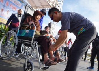 Wali Kota Pontianak Edi Rusdi Kamtono menyerahkan bantuan kursi roda kepada warga lansia di Hari Kesetiakawanan Nasional (HKSN) 2025.