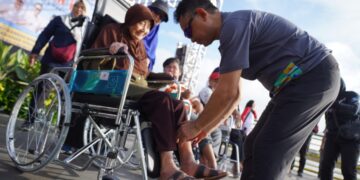 Wali Kota Pontianak Edi Rusdi Kamtono menyerahkan bantuan kursi roda kepada warga lansia di Hari Kesetiakawanan Nasional (HKSN) 2025.