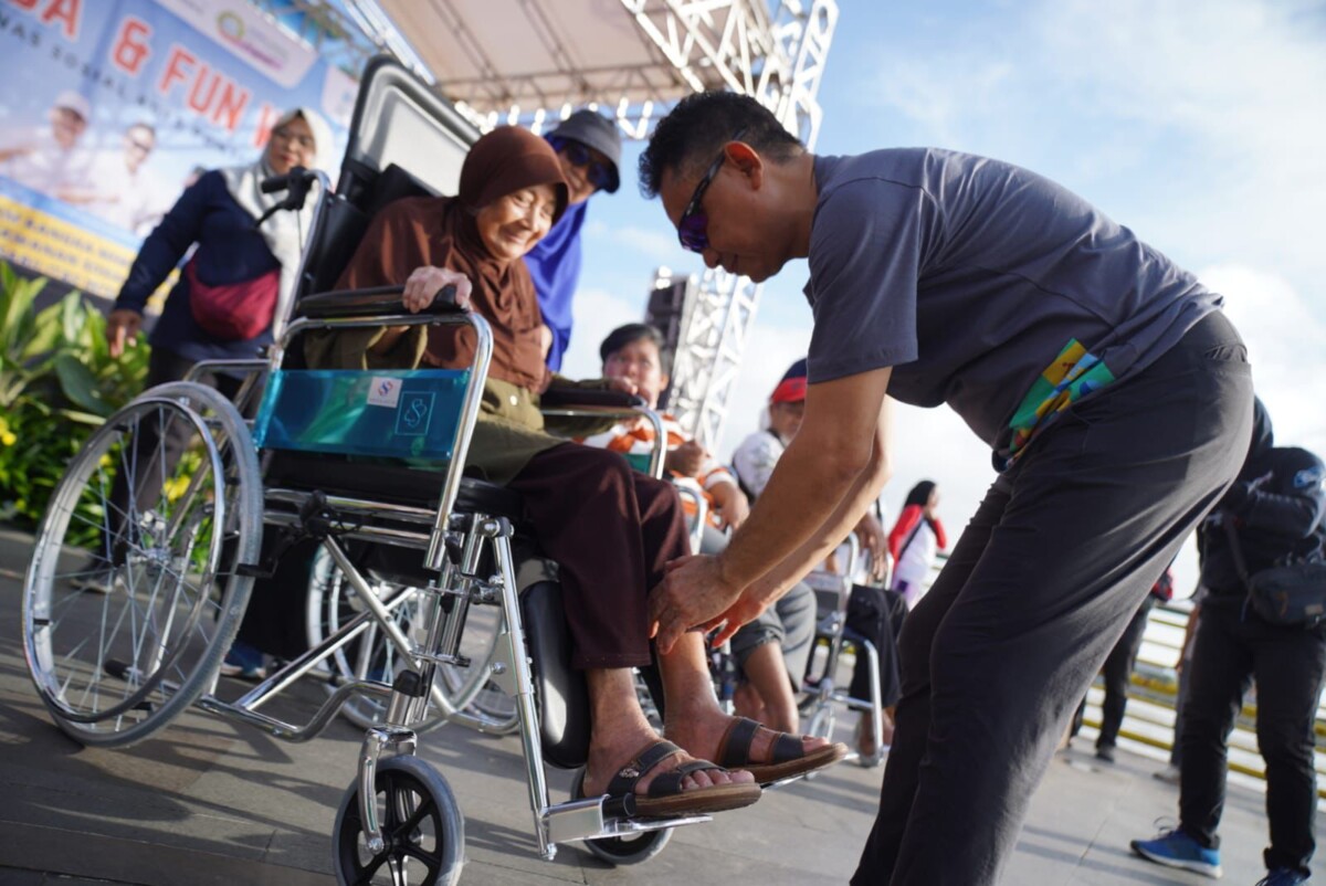 Wali Kota Pontianak Edi Rusdi Kamtono menyerahkan bantuan kursi roda kepada warga lansia di Hari Kesetiakawanan Nasional (HKSN) 2025.