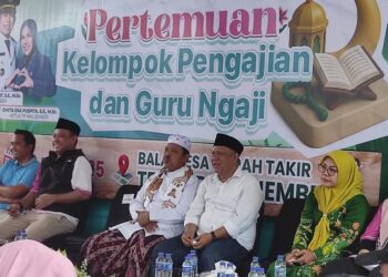 Acara Shalawat Kampung di Balai Desa Curah Takir Kecamatan Tempurejo pertemuan kelompok pengajian dan Guru Ngaji (foto: Jurnalis.co.id/Sigit)