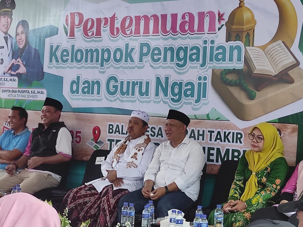 Acara Shalawat Kampung di Balai Desa Curah Takir Kecamatan Tempurejo pertemuan kelompok pengajian dan Guru Ngaji (foto: Jurnalis.co.id/Sigit)