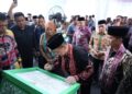 Gubernur Kalbar, Ria Norsan, saat penandatanganan prasasti peresmian Kantor Cabang Bank Kalbar Syariah Sintang, Minggu (14/12/2025).