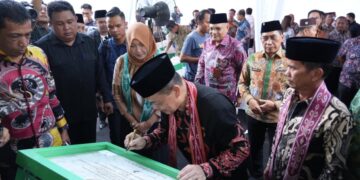 Gubernur Kalbar, Ria Norsan, saat penandatanganan prasasti peresmian Kantor Cabang Bank Kalbar Syariah Sintang, Minggu (14/12/2025).