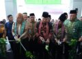 Gubernur Kalbar, Ria Norsan, Bupati Sintang, Gregorius Herkulanus Bala, Kepala OJK Provinsi Kalimantan Barat, Rochma Hidayati, dan Direktur Utama Bank Kalbar, Rokidi saat peresmian Kantor Cabang Bank Kalbar Syariah Sintang, Minggu (14/12/2025).