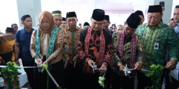Gubernur Kalbar, Ria Norsan, Bupati Sintang, Gregorius Herkulanus Bala, Kepala OJK Provinsi Kalimantan Barat, Rochma Hidayati, dan Direktur Utama Bank Kalbar, Rokidi saat peresmian Kantor Cabang Bank Kalbar Syariah Sintang, Minggu (14/12/2025).