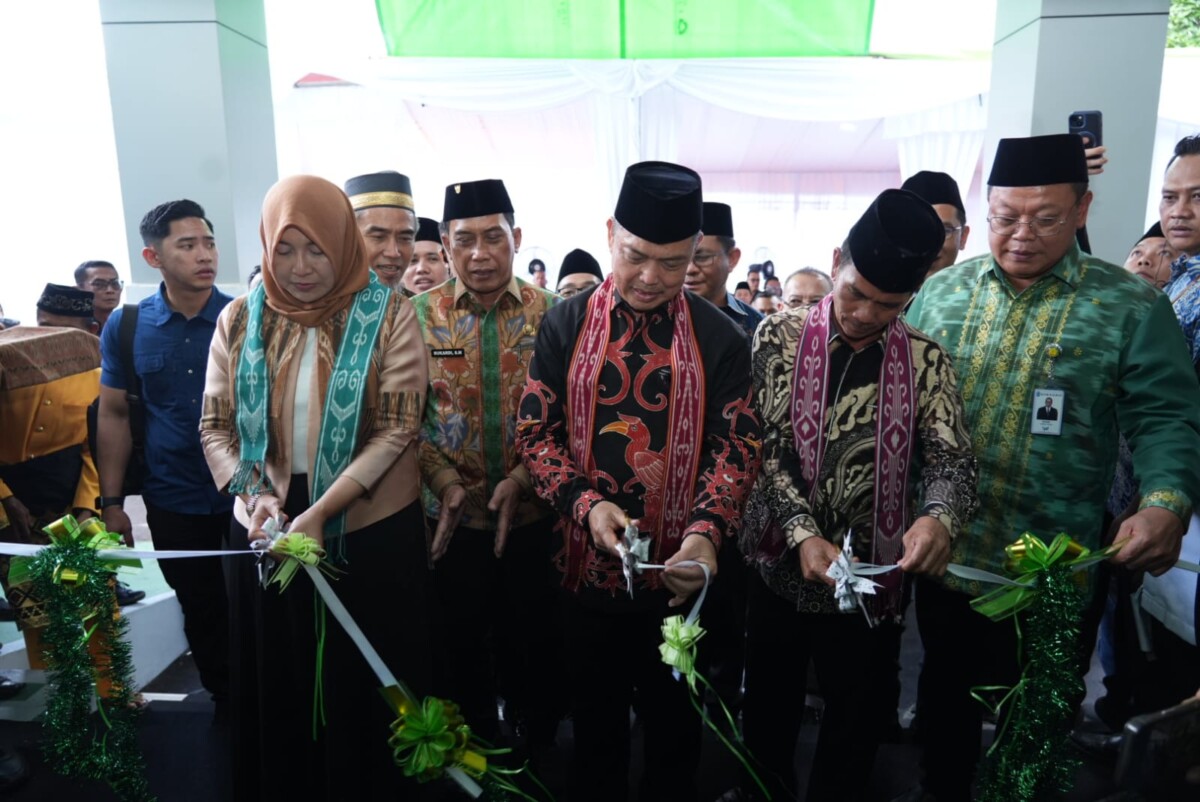 Gubernur Kalbar, Ria Norsan, Bupati Sintang, Gregorius Herkulanus Bala, Kepala OJK Provinsi Kalimantan Barat, Rochma Hidayati, dan Direktur Utama Bank Kalbar, Rokidi saat peresmian Kantor Cabang Bank Kalbar Syariah Sintang, Minggu (14/12/2025).