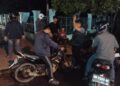 Petugas Polsek Delta Pawan mengamankan sejumlah sepeda motor yang terlibat aksi balap liar, Minggu (14/12/2025). Foto: Istimewa.