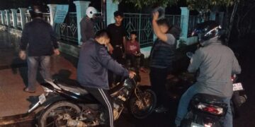 Petugas Polsek Delta Pawan mengamankan sejumlah sepeda motor yang terlibat aksi balap liar, Minggu (14/12/2025). Foto: Istimewa.