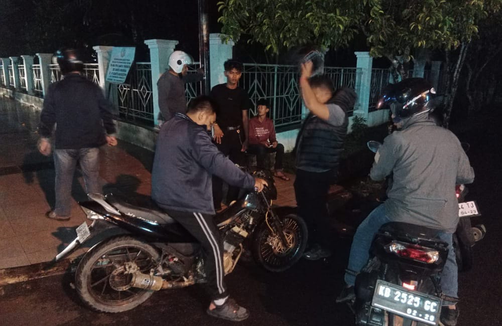 Petugas Polsek Delta Pawan mengamankan sejumlah sepeda motor yang terlibat aksi balap liar, Minggu (14/12/2025). Foto: Istimewa.