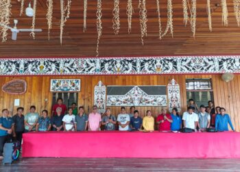 Masyarakat DAS Mendalam Kapuas Hulu saat menyatakan sikap menolak perkebunan sawit PT KAP. Ist