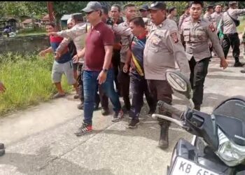 Polisi saat mengamankan anggota Saber Kapuas Hulu yang dikeroyok masyarakat. Ist
