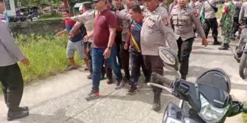 Polisi saat mengamankan anggota Saber Kapuas Hulu yang dikeroyok masyarakat. Ist