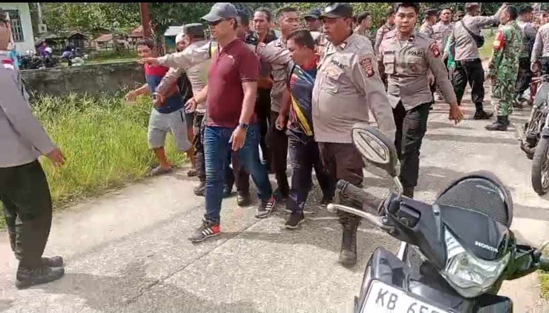 Polisi saat mengamankan anggota Saber Kapuas Hulu yang dikeroyok masyarakat. Ist