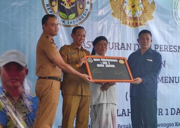 Plt Kadinkes Kabupaten Jember didampingi Camat Ajung meresmikan SPPG ke 68 (foto: Jurnalis.co.id/Sigit)