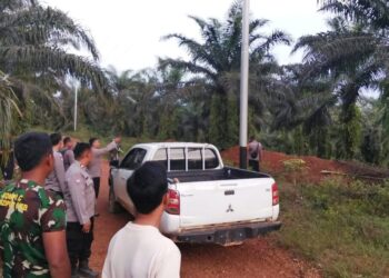 Anggota Polsek Tumbang Titi mengecek langsung lokasi kejadian. Foto: Istimewa.