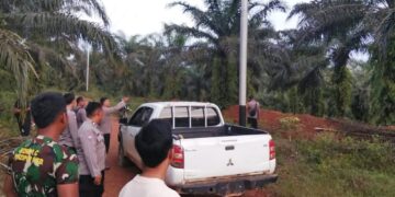 Anggota Polsek Tumbang Titi mengecek langsung lokasi kejadian. Foto: Istimewa.