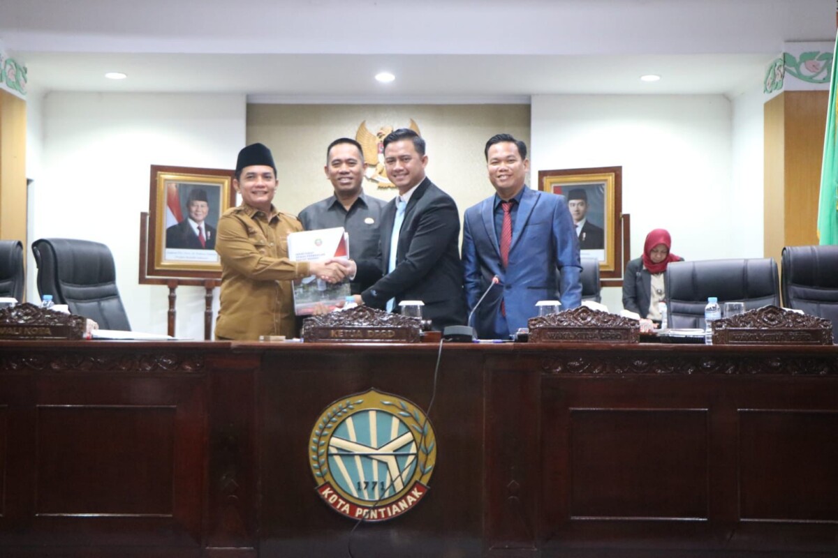 Wakil Wali Kota Pontianak Bahasan menyampaikan pendapat Wali Kota Pontianak terhadap Ranperda Inisiatif DPRD Kota Pontianak tentang Digitalisasi Pajak Daerah.