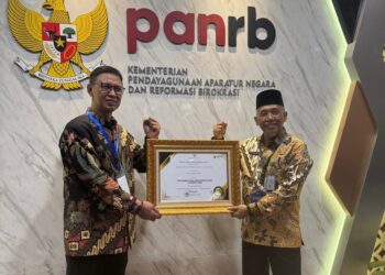 Sekretaris Daerah Kota Pontianak Amirullah yang juga selaku Dewan Pengawas PDAM Tirta Khatulistiwa saat menerima piagam penghargaan dari Kemenpan-RB.