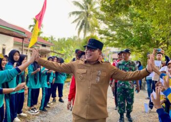 Sujiwo saat menghadiri peringatan Hari Ulang Tahun (HUT) ke-20 SMK Negeri 1 Kecamatan Sungai Kakap, Senin (15/12/2025).