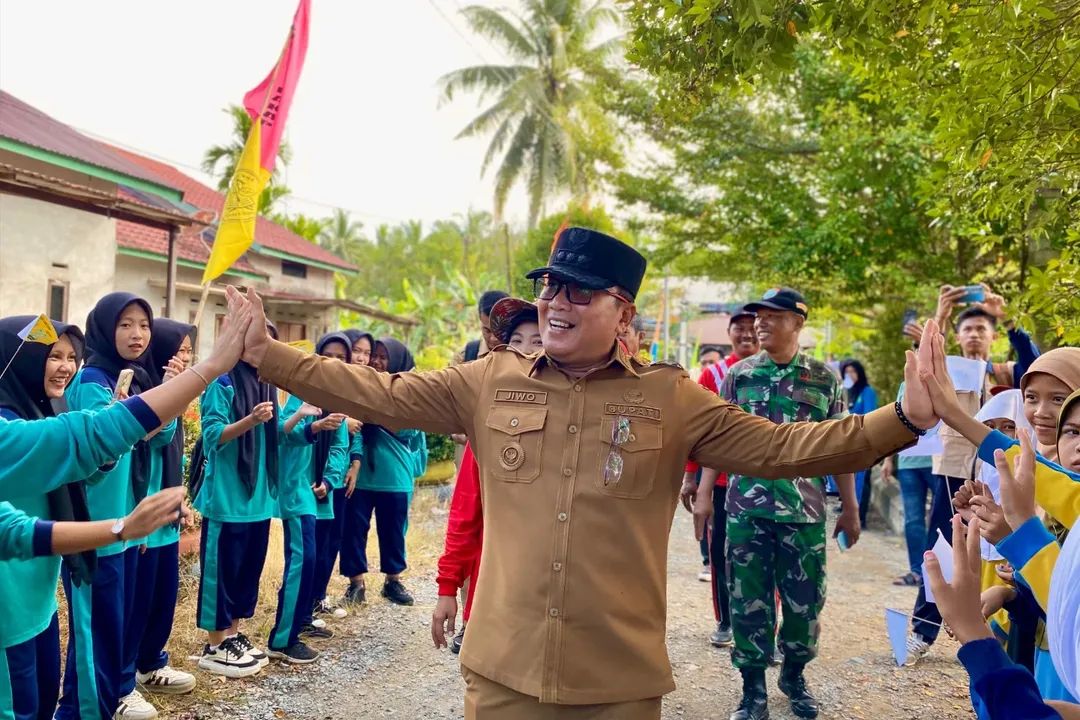 Sujiwo saat menghadiri peringatan Hari Ulang Tahun (HUT) ke-20 SMK Negeri 1 Kecamatan Sungai Kakap, Senin (15/12/2025).