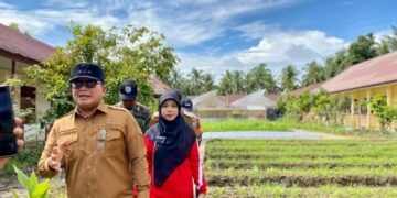 Bupati Kubu Raya Sujiwo saat mengunjungi SMK Negeri 1 Sungai Kakap di Desa Punggur Besar, Kecamatan Sungai Kakap, Senin (15/12/2025).