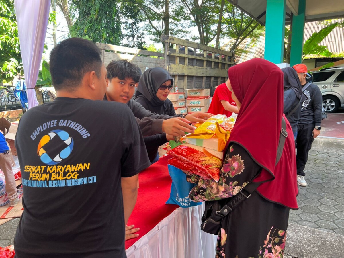 Warga mengantre untuk mendapatkan paket sembako murah di Operasi Pasar Kecamatan Pontianak Kota.