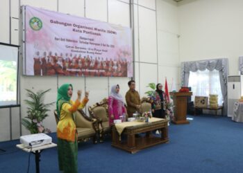 Wakil Wali Kota Pontianak Bahasan saat membuka Talkshow yang digelar GOW Kota Pontianak dalam rangka Hari Anti Kekerasan terhadap Perempuan dan Hari Ibu 2025.