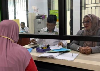 Warga saat mengurus surat di loket Mal Pelayanan Publik.