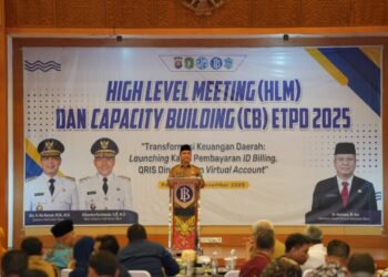 Gubernur Kalbar, Ria Norsan saat memberikan sambutan pada kegiatan Rapat Tingkat Tinggi (High Level Meeting) dan Peningkatan Kapasitas Elektronisasi Transaksi Pemerintah Daerah (ETPD) Tahun 2025, bertempat di Aula Keriang Bandong Kantor Perwakilan Bank Indonesia (BI) Kalbar, pada Selasa (16/12/2025).
